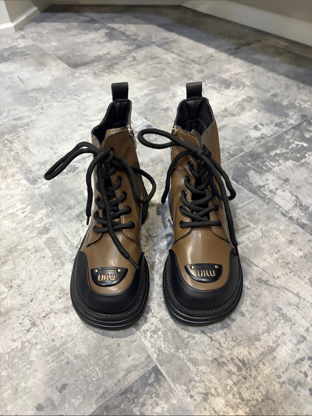 Women’s Size 8 Two Tone Black & Brown Boots